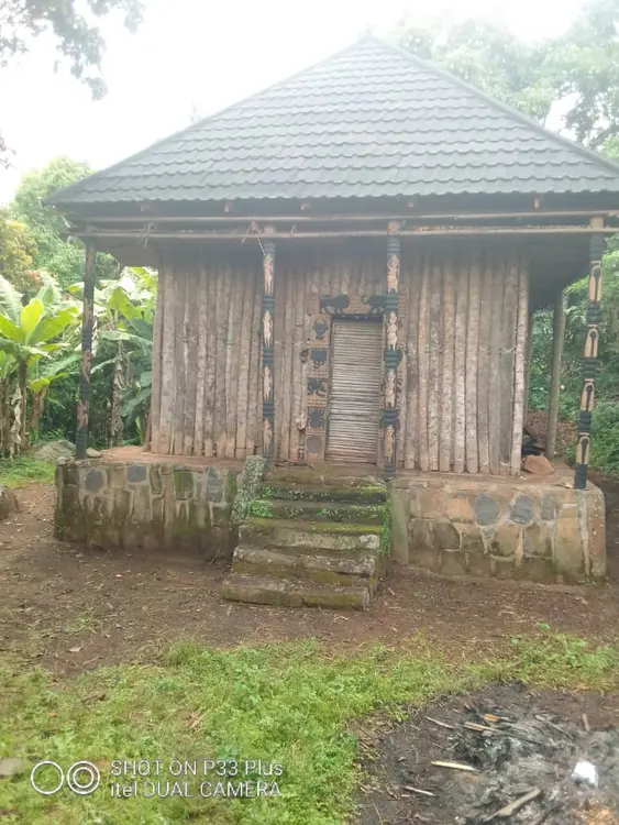 Àtsùmə mbàà, the M̀bàà Shrine at Atu Bayoŋ. The origin of the Bafut paramount sacred society the Kweʼefɔ̀